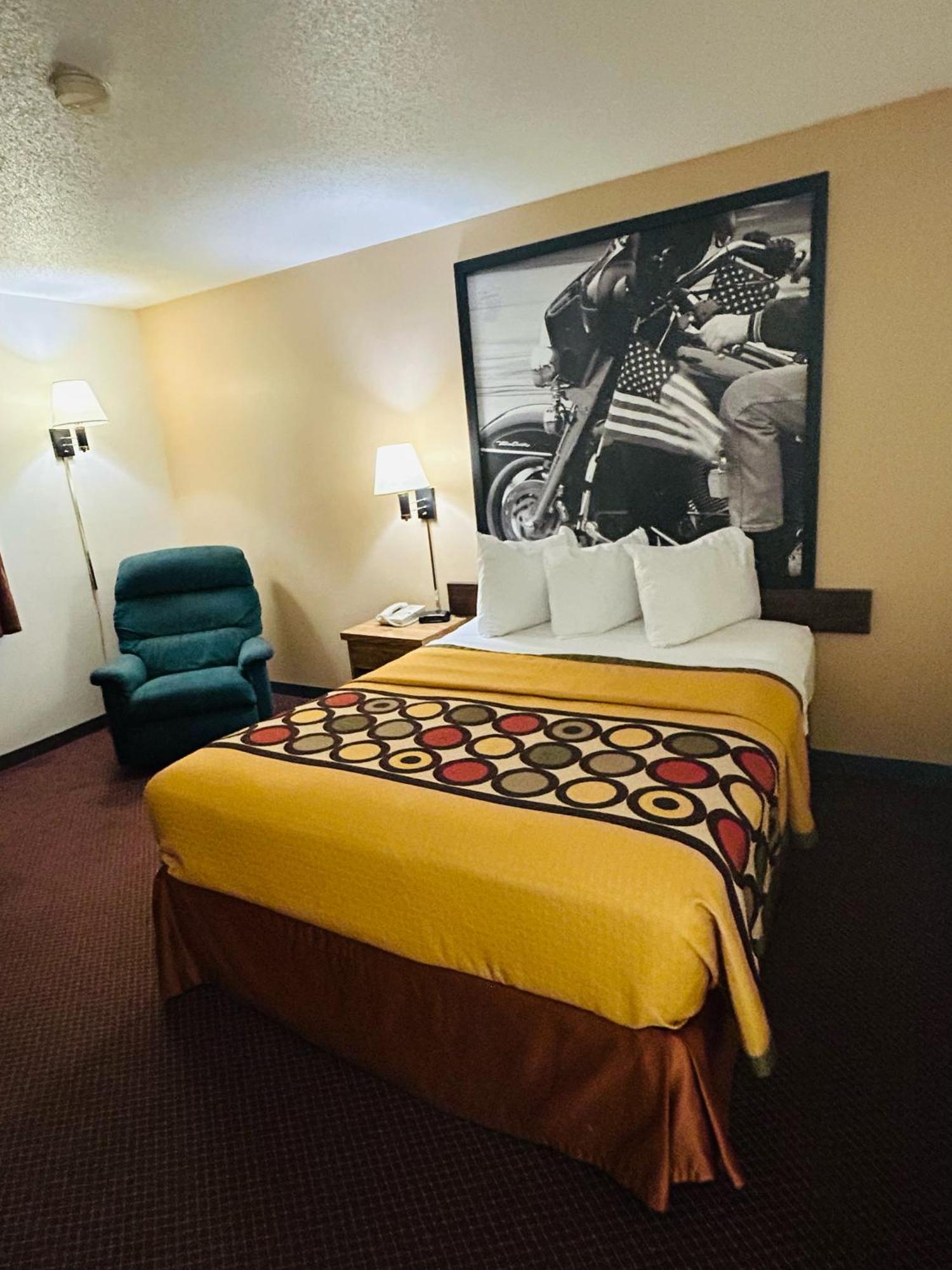 Super 8 By Wyndham Hot Springs Motel Exterior photo