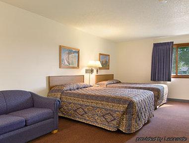 Super 8 By Wyndham Hot Springs Motel Room photo
